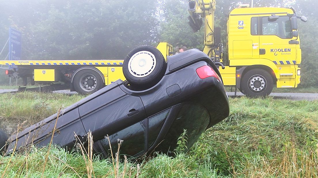 De auto kwam op de kop in de bermsloot terecht (Rechten: Persbureau Meter)