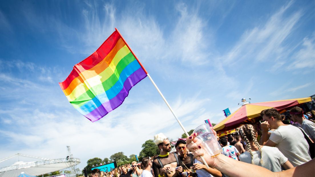 De regenboogvlag: het symbool voor de acceptatie van lhbt'ers.