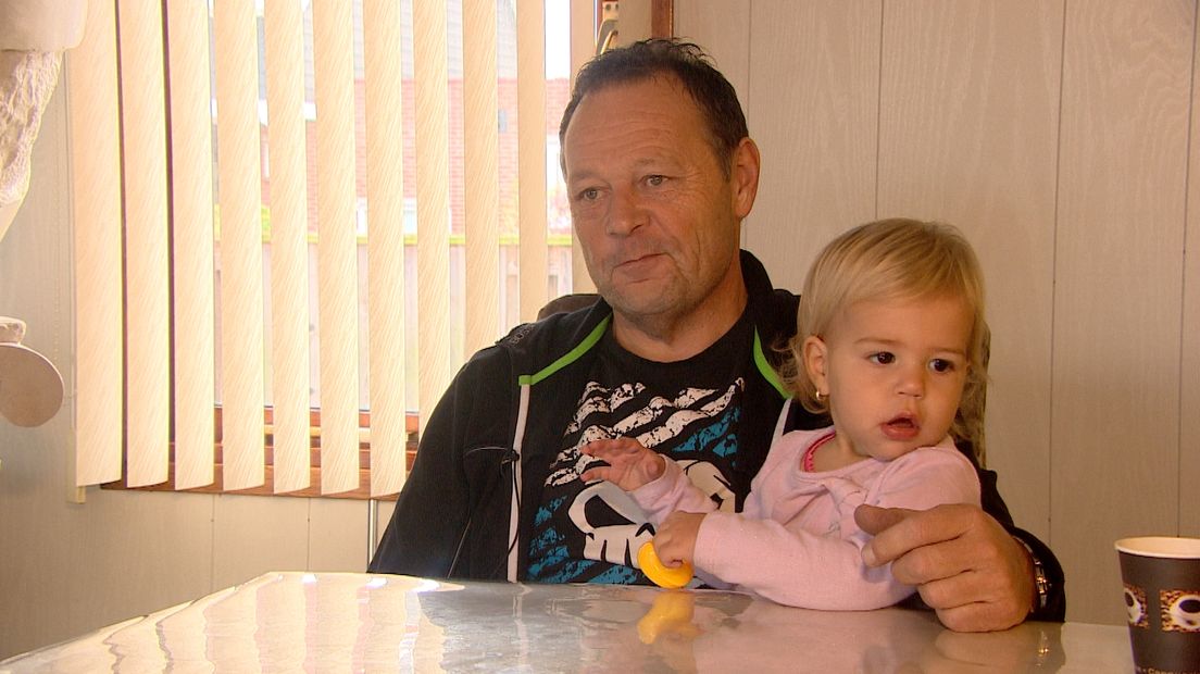 Giel van de Ven met zijn kleindochter die hij het liefst ziet opgroeien op het kamp