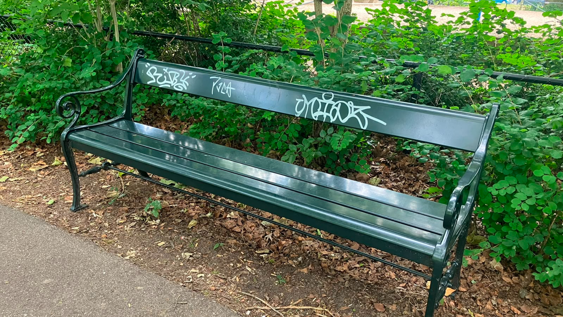 Maarten van Rossem-bankje in Wilhelminapark weer normaal bankje, gouden plaatje is verdwenen