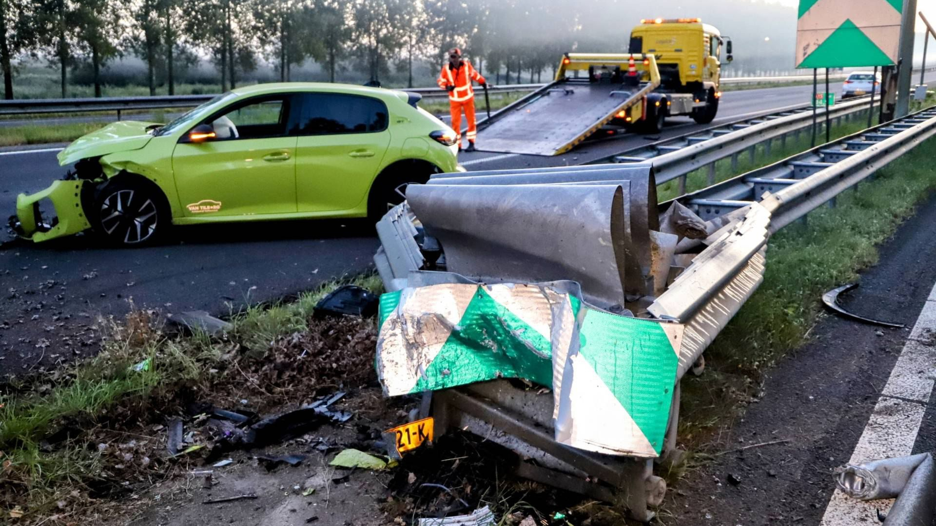 Ongeluk knooppunt A15 • pallets in brand.