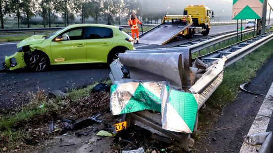 Ongeluk knooppunt A15 • pallets in brand. Ongeluk knooppunt A15 • pallets in brand.