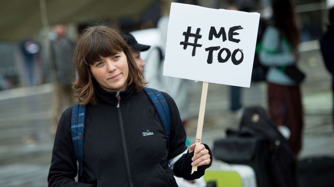 Me too-demonstrant in Parijs in 2017.