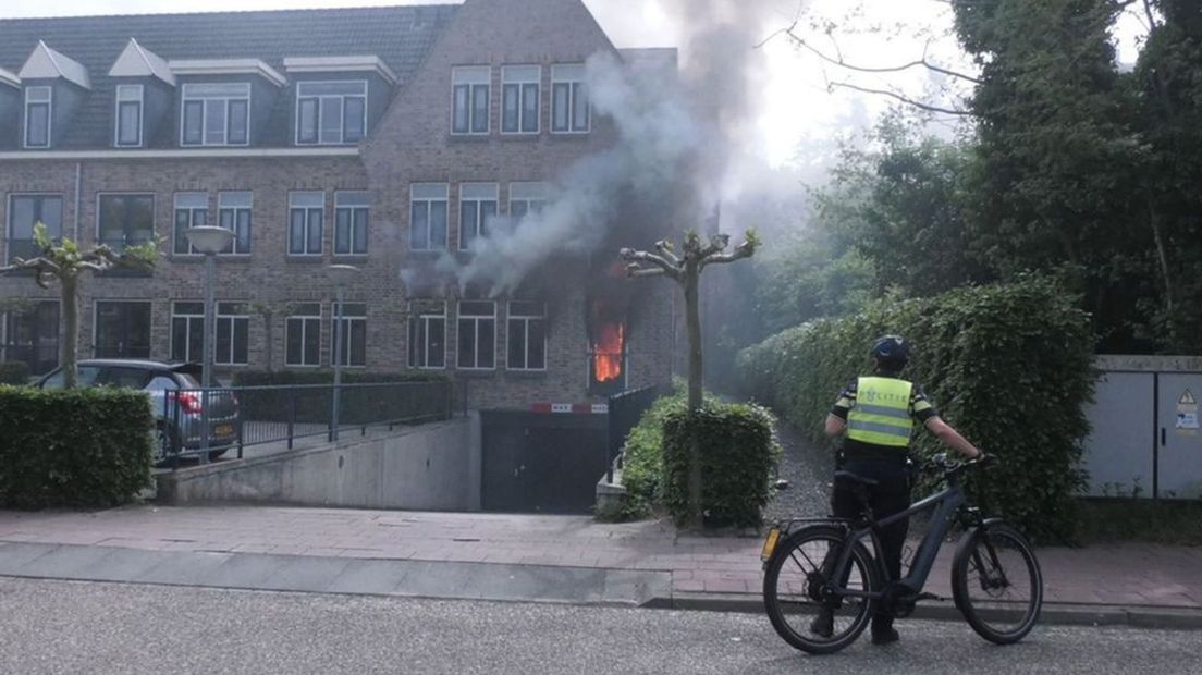 De vlammen sloegen uit het pand