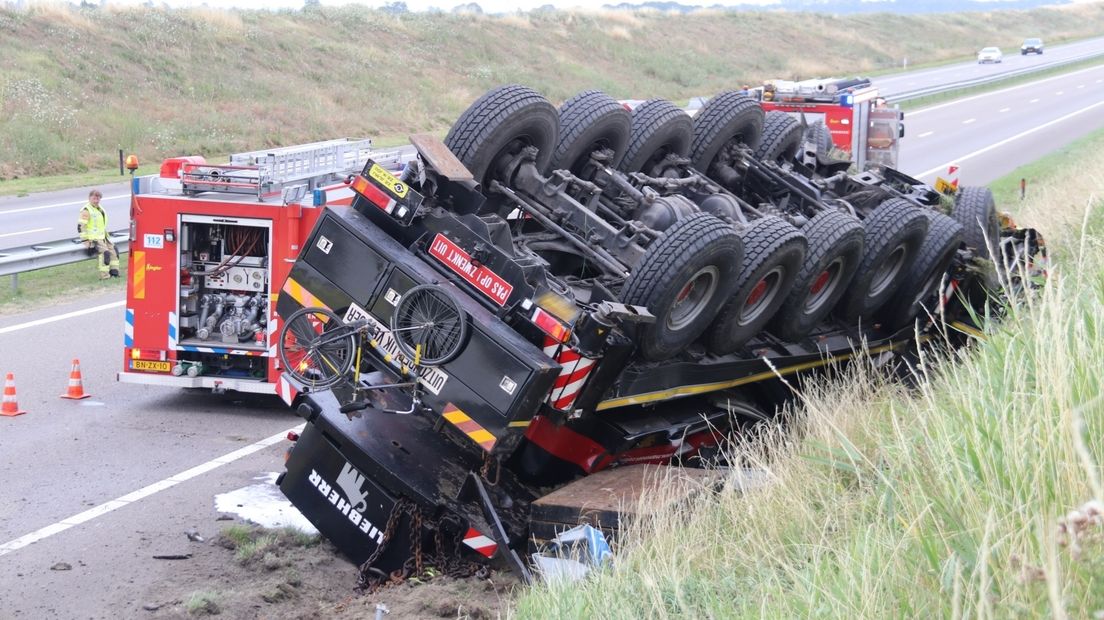 De kraanwagen is bij een eenzijdig ongeval in op z'n kop in de berm geraakt.