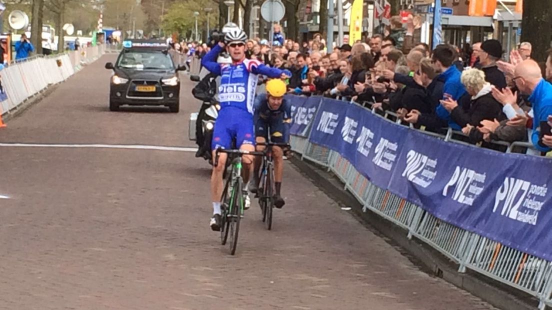 Elmar Reinders wint de sprint van Taco van der Hoorn