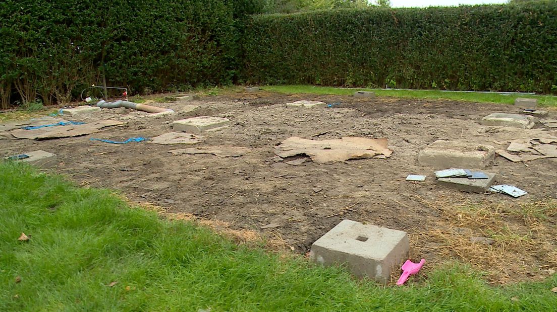Deze stenen mogen niet zo blijven liggen, maar wel opgestapeld.