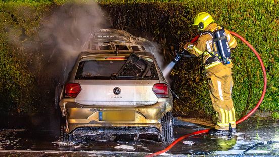 Auto gaat in vlammen op in Elst