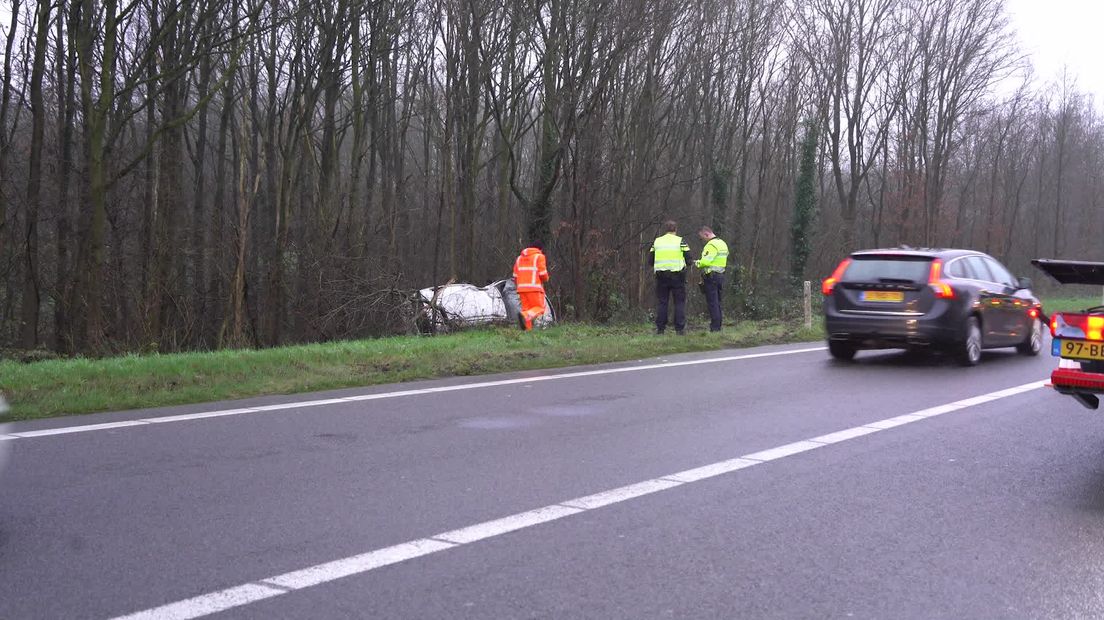 Auto vliegt uit de bocht bij knooppunt Hoogeveen