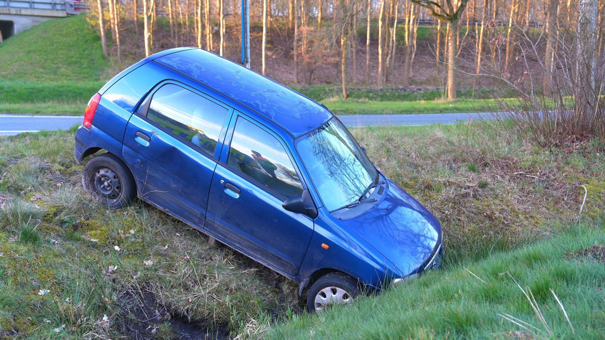Auto belandt in sloot bij Veeningen
