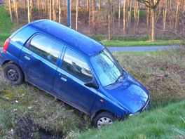 Auto belandt in sloot bij Veeningen