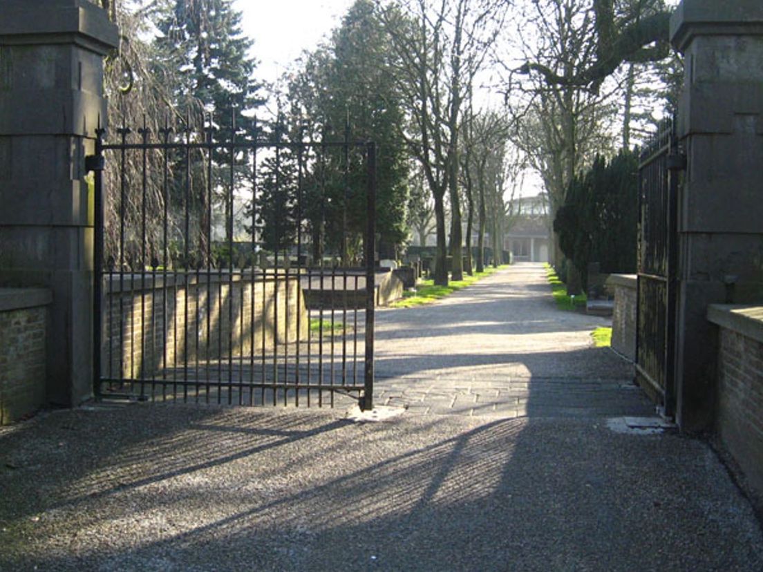 Twee koperen deuren zijn gestolen op begraafplaats de Essenhof in Dordrecht