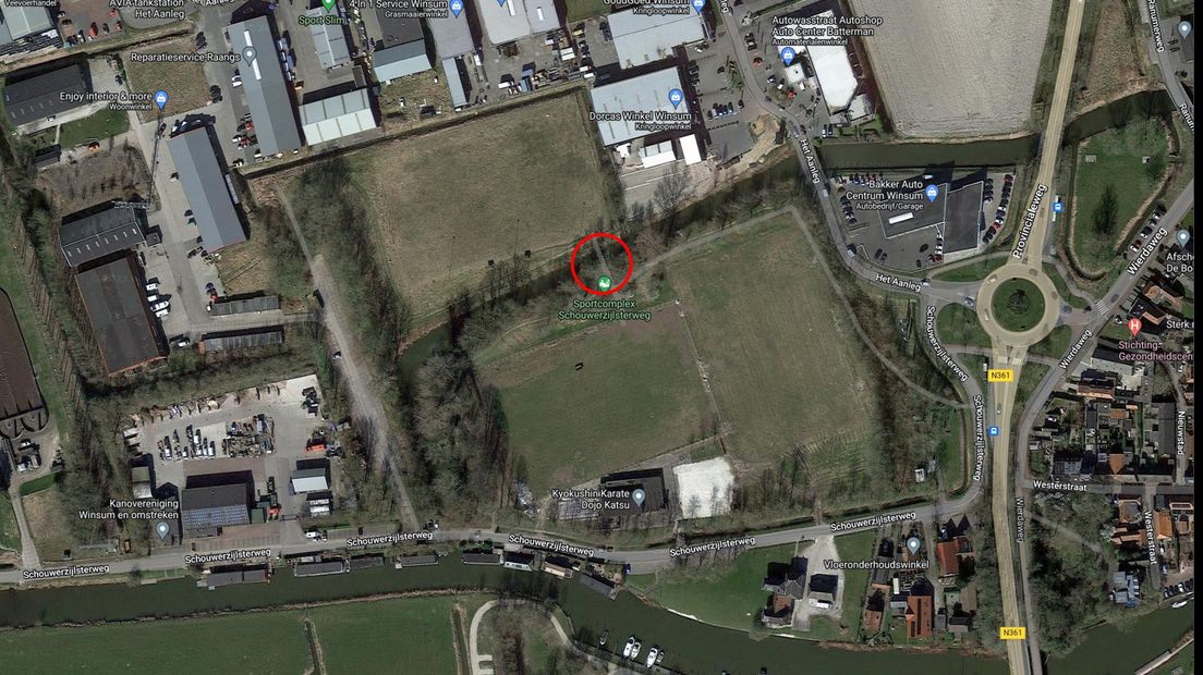 Op het bovenste sportveld verblijven de asielzoekers. Omdat de brug (rode cirkel) eruit ligt, lopen asielzoekers via de Schouwzijlsterweg (onderin beeld).
