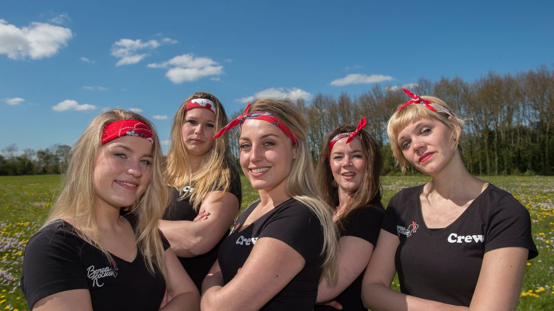 De zangeres gaat binnenkort bevallen en de drumster pakt graag haar rugzak om de wijde wereld in te trekken. Toch steken de vijf vrouwen van de Boerenrockies veel tijd in hun muzikale carrière. En dat is ook niet zo gek als twee van de vijf de dochters zijn van de kroegbaas van café De Karre uit Tuk, in de kop van Overijssel. Daar waar in 1991 Mannenkoor Karrespoor ontstond !