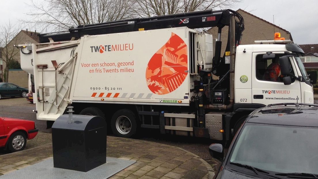 De vuilcontainer wordt geleegd