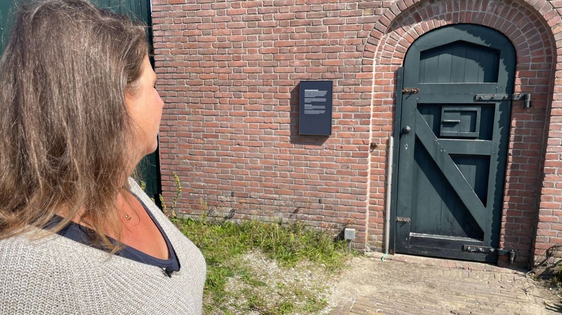 De oudoom van Annette ging via dit poortje naar de Waalsdorpervlakte, daar werd hij doodgeschoten