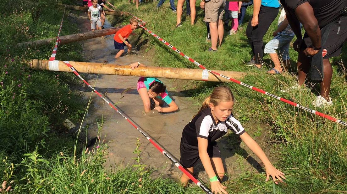 Kinderen door het water bij de Zeeuwse Obstacle Run