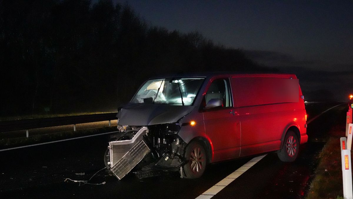 N33 deels afgesloten na botsing busje met vrachtwagen