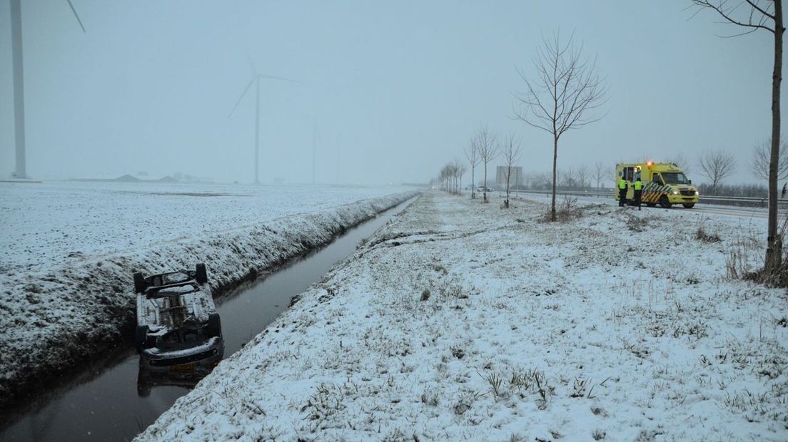 De auto belandde op de kop in een sloot