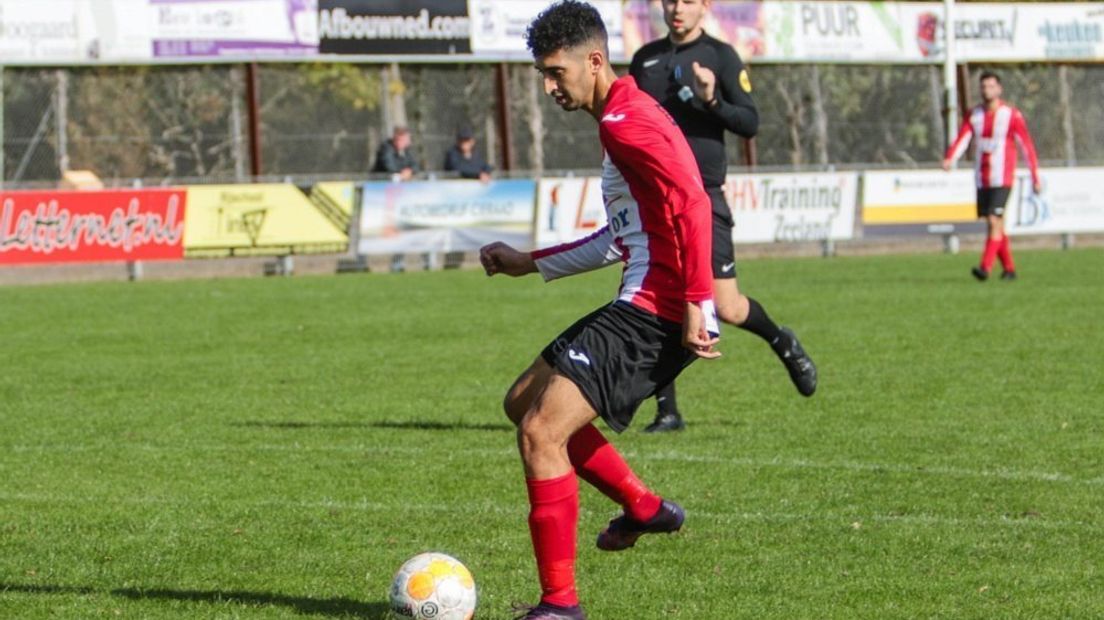 Abdoe Abdenbi op weg naar een treffer voor Vlissingen