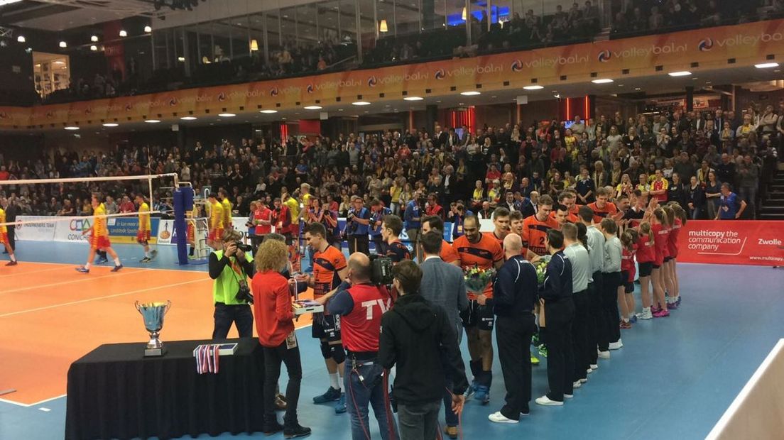 De volleyballers van Orion hebben zondagmiddag de nationale beker gewonnen. De ploeg uit Doetinchem was met 3-1 te sterk voor het Apeldoornse Dynamo.