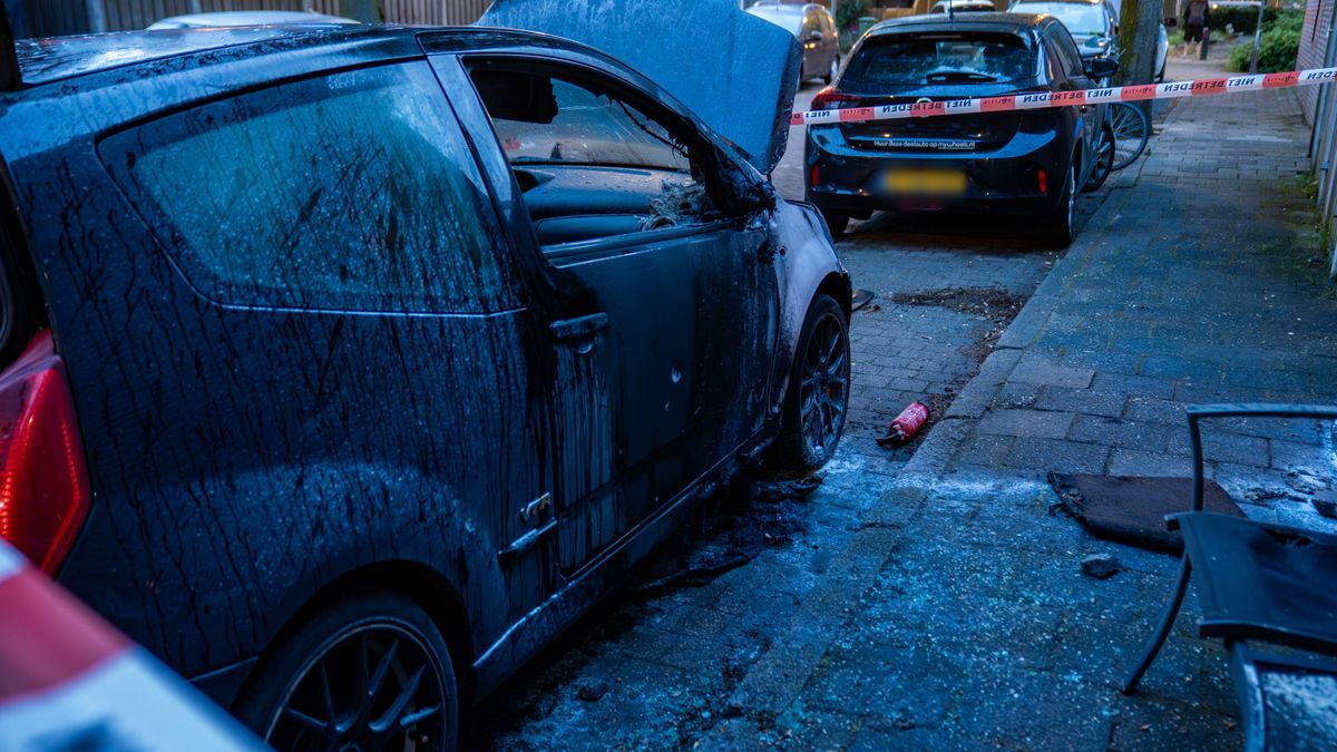 112 Nieuws: Aanslag met brandbom in Deventer: vuurbal verwoest voordeur en auto