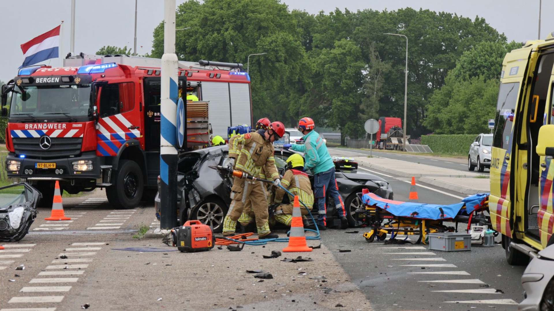 Ongeval Bergen: bijrijder bevrijd door brandweer.