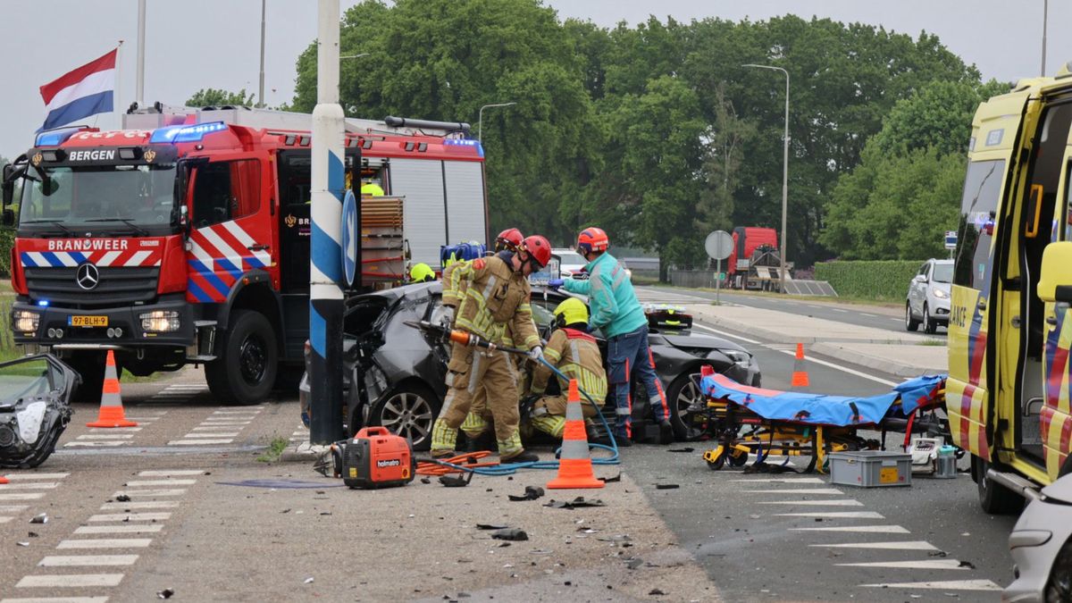 Ongeval Bergen: bijrijder bevrijd door brandweer