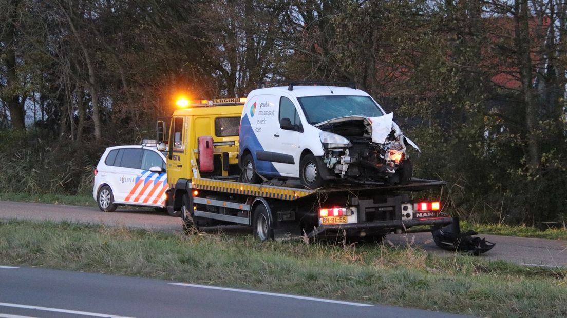 Bestelauto botst bij Bruinisse op tractor