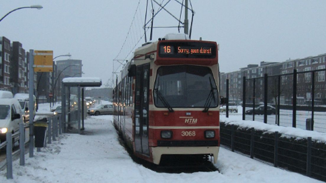 sneeuw-bewaakte-tram-staat-stil