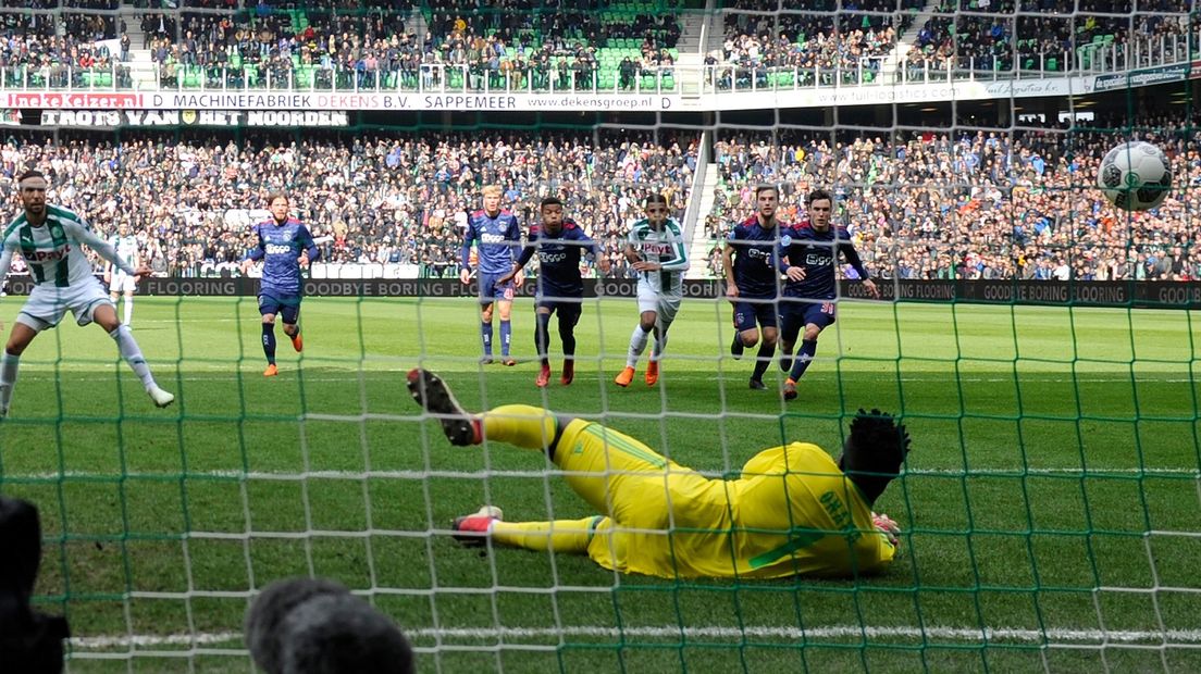 Het was niet altijd raak, hier mist Mimoun Mahi een penalty.