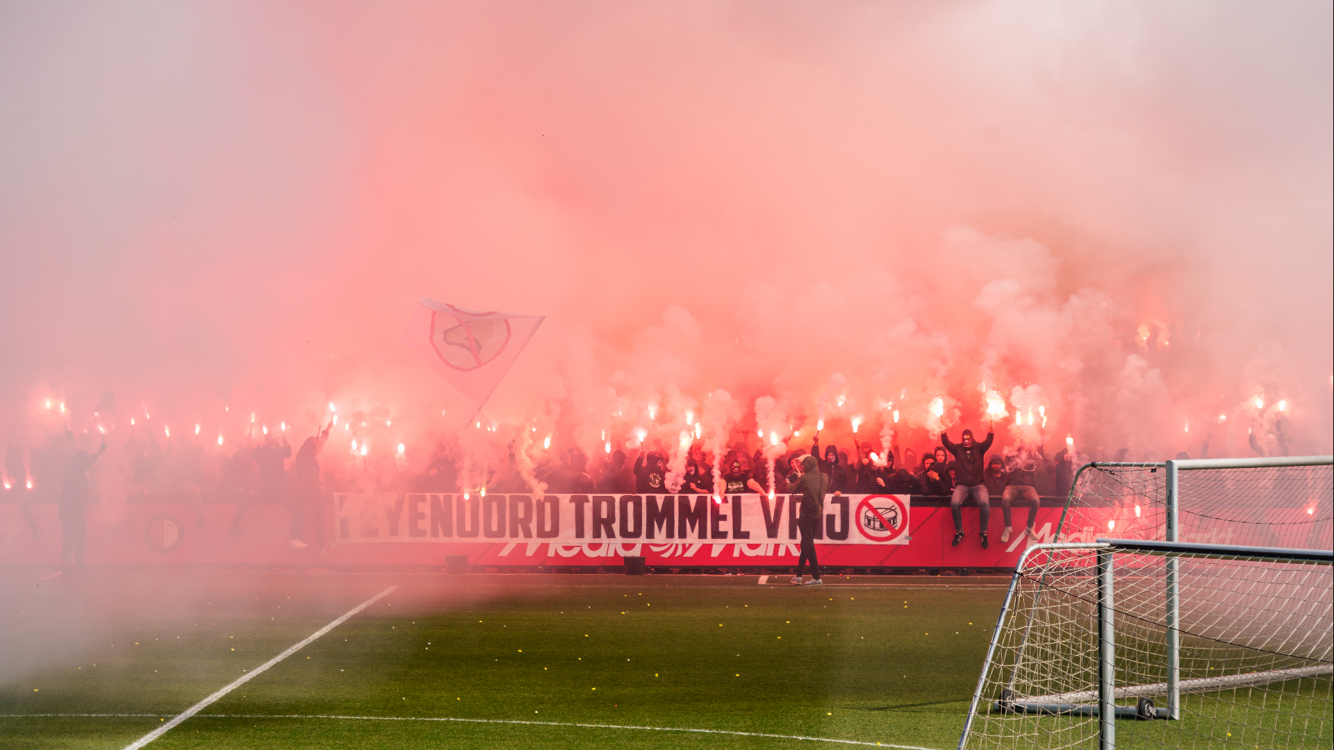 Vuurwerk, fakkels en rook: kenmerkende taferelen tijdens de laatste training voor de Klassieker