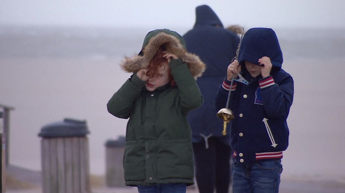 Deze mensen genoten van de storm, al werden sommigen gezandstraald