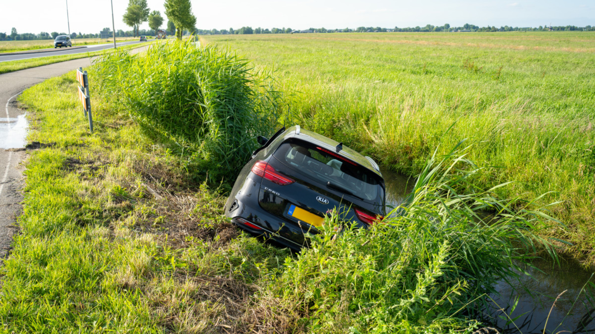 Na de klap belandde een van de auto's in de sloot.