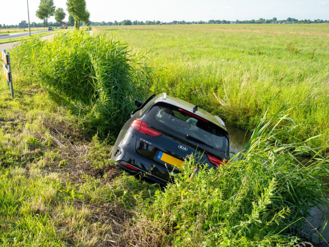 Na de klap belandde een van de auto's in de sloot.