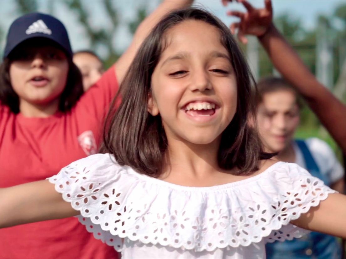 Filmmakers maken muziekvideo met kinderen AZC Rotterdam