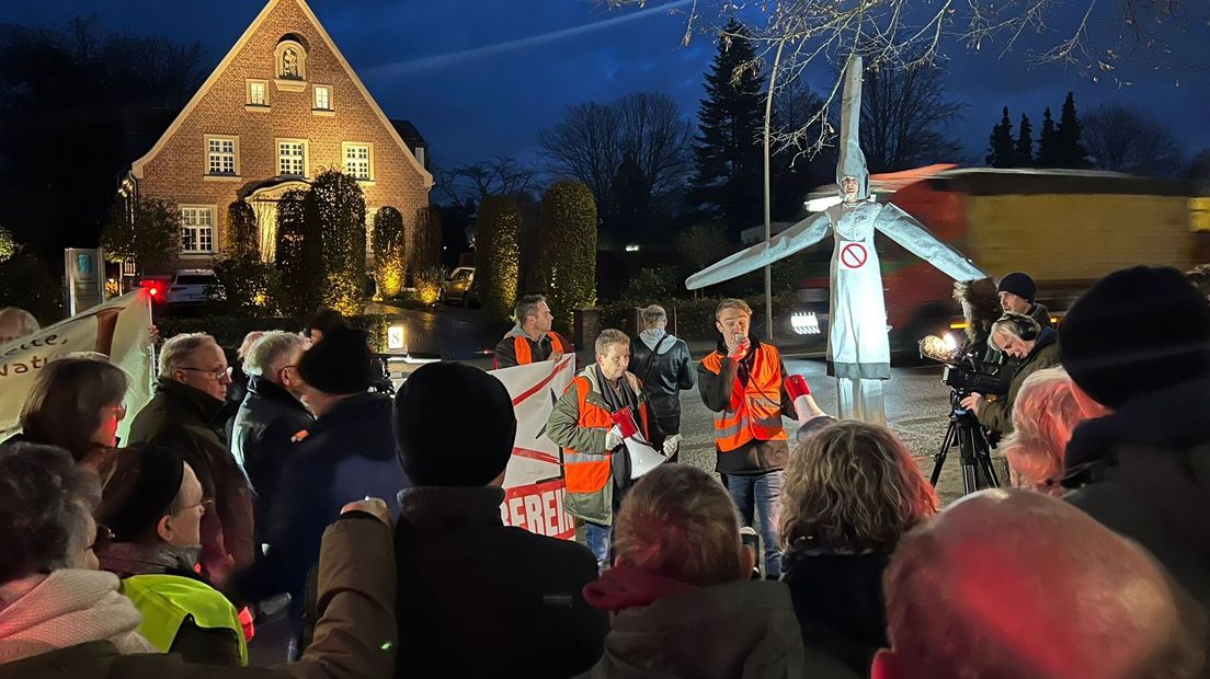 Inwoners van Ratum voeren actie in het Duitse Oeding tegen de windmolenplannen