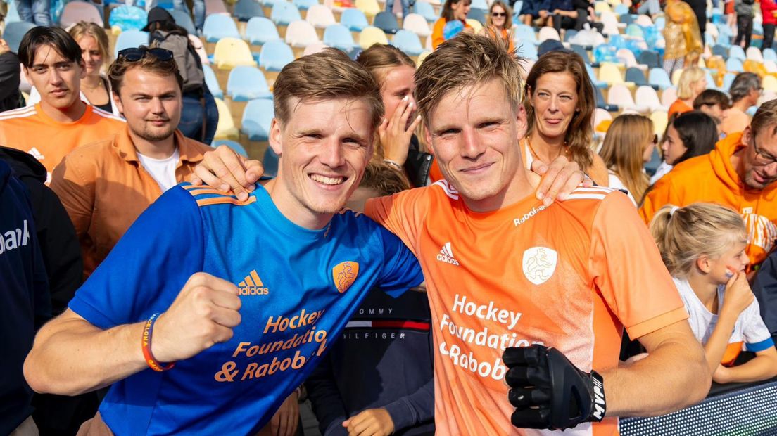 Tom (links) en Koen Bijen nadat Koen met Oranje goud heeft gewonnen op het EK deze zomer