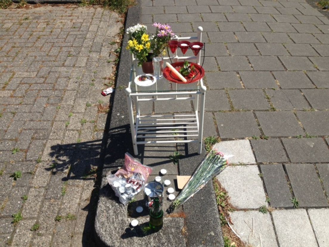Bloemen en kaarsen op de plek waar het slachtoffer is gevonden