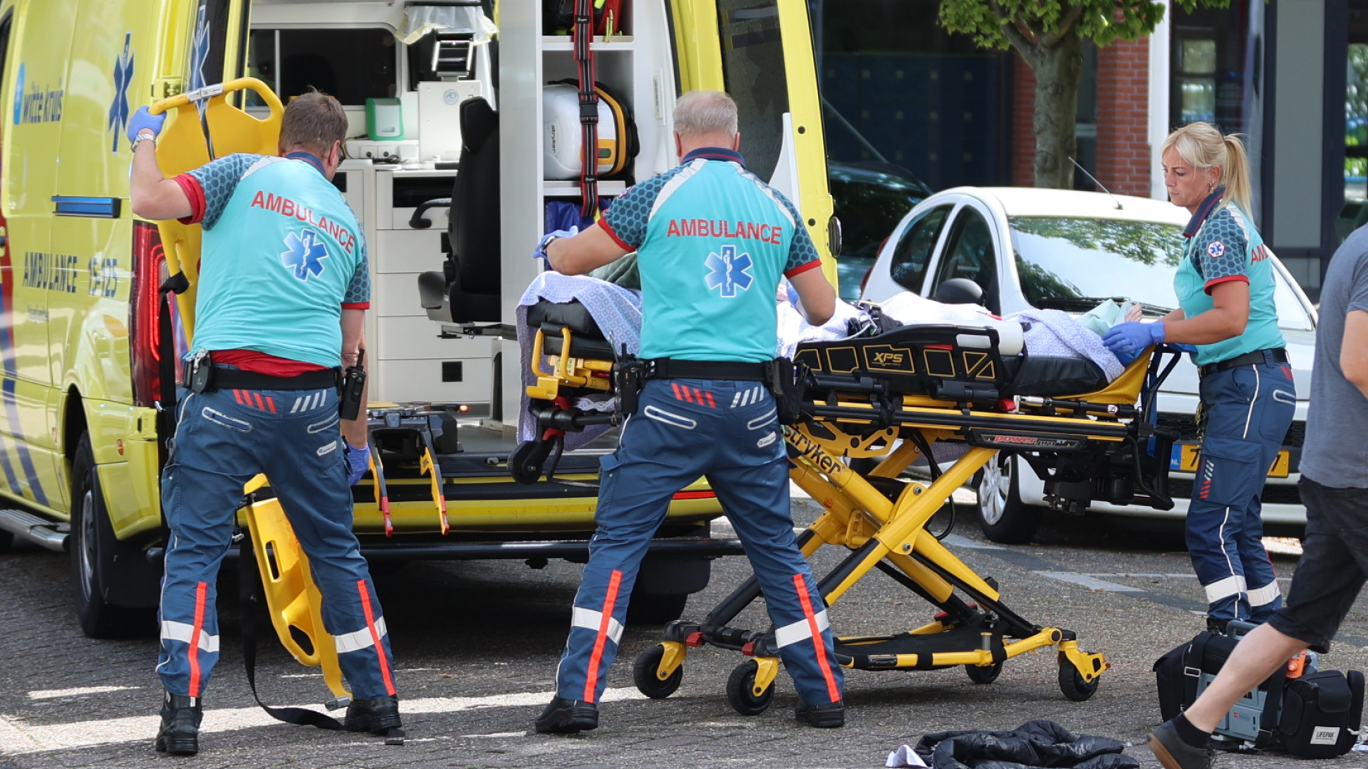 Vrouw (76) Zwaargewond Na Straatroof, Politieauto Onderweg Naar Melding ...