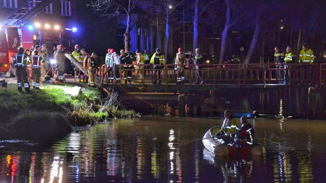 In het water werd gezocht naar eventueel andere inzittenden