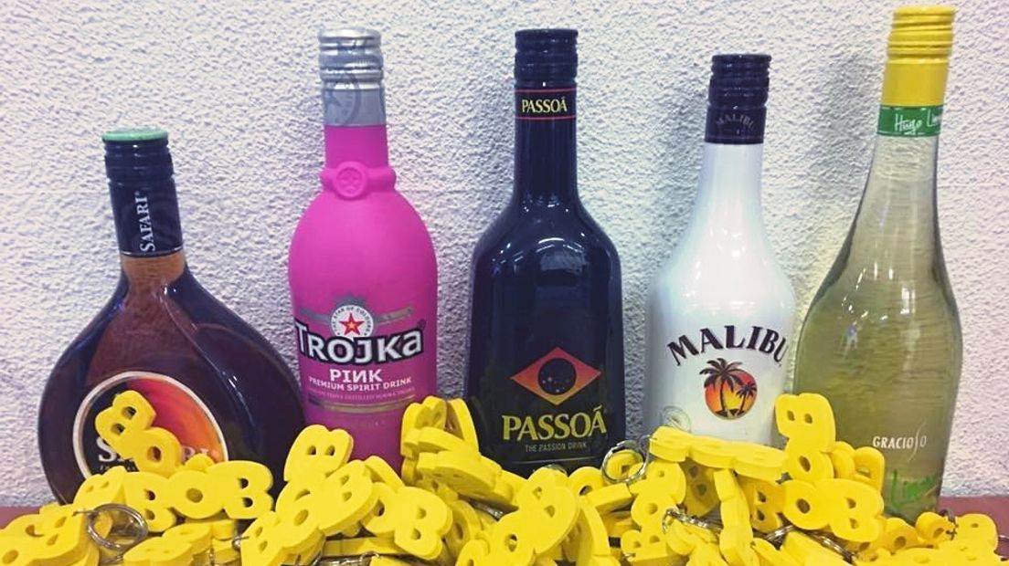 Politie betrapt indrinkende jongeren en neemt hun drankflessen in beslag