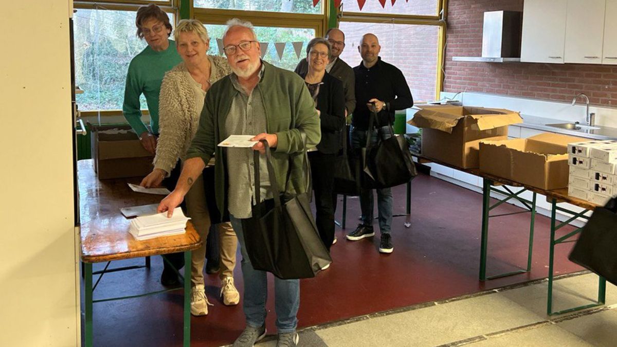 Geen woorden maar daden: raadsleden pakken zelf noodpakketten in