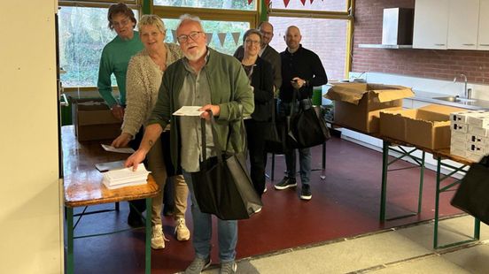 Geen woorden maar daden: raadsleden pakken zelf noodpakketten in