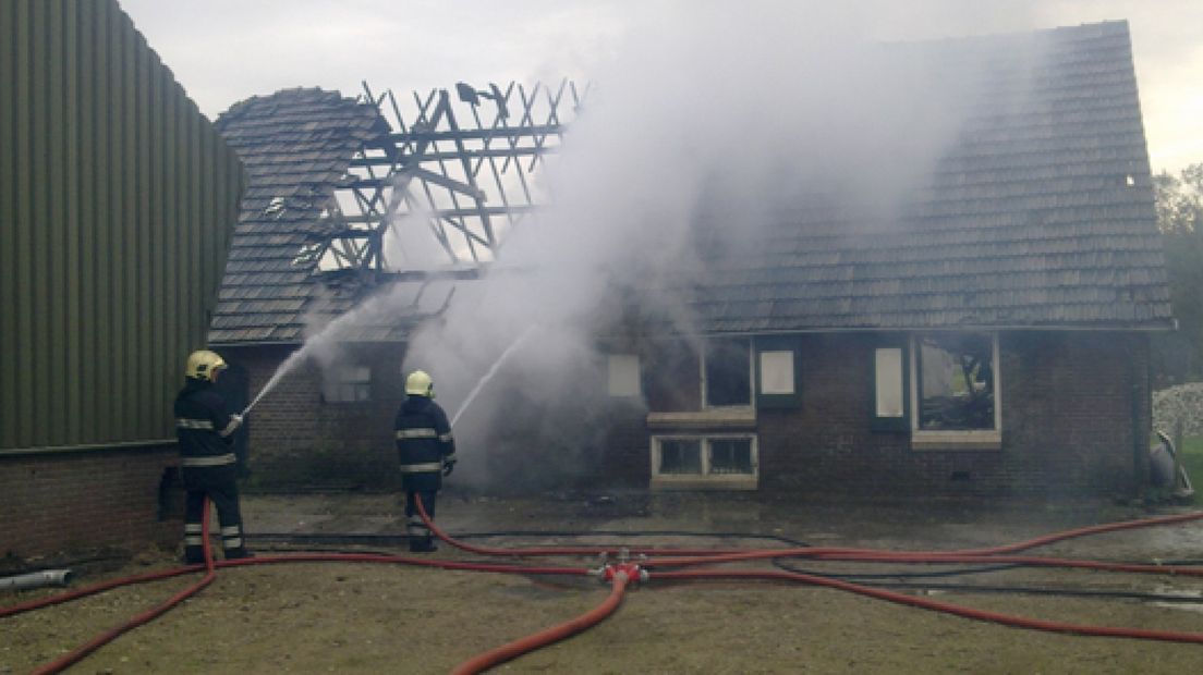 Leegstaande boerderij in de as