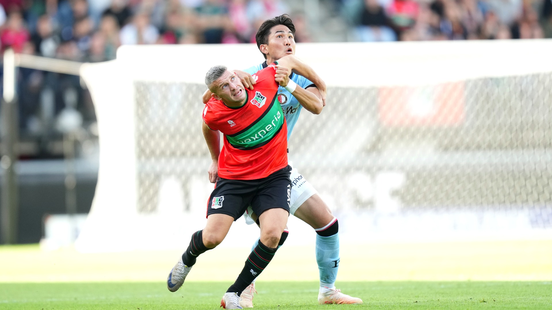 Tsuyoshi Watanabe in duel met oud-Feyenoorder Bryan Linssen