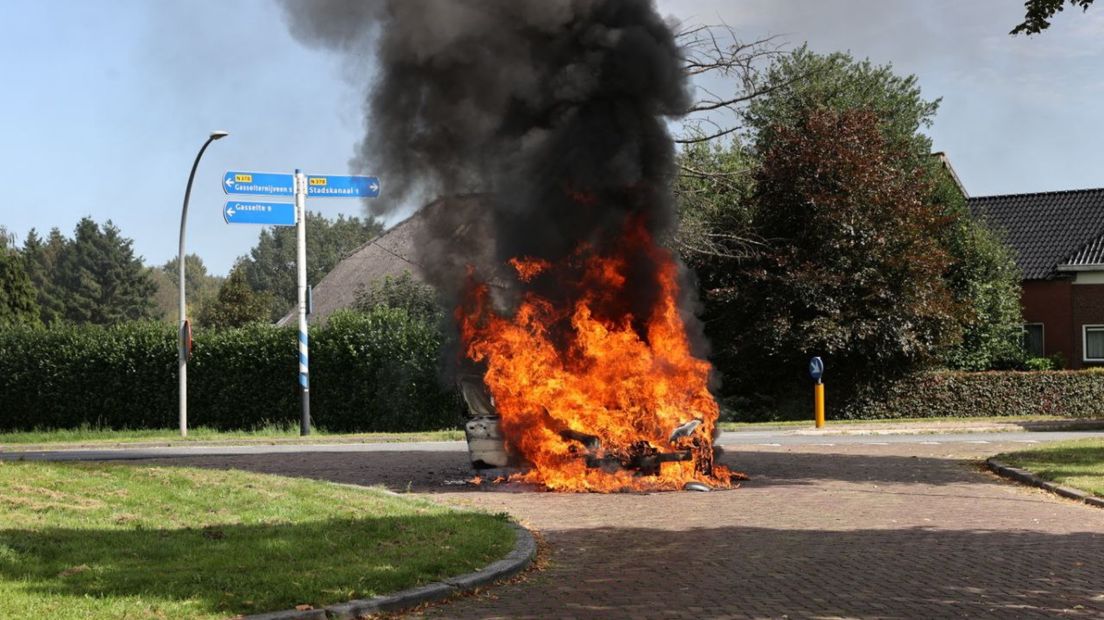 De auto ging volledig in vlammen op