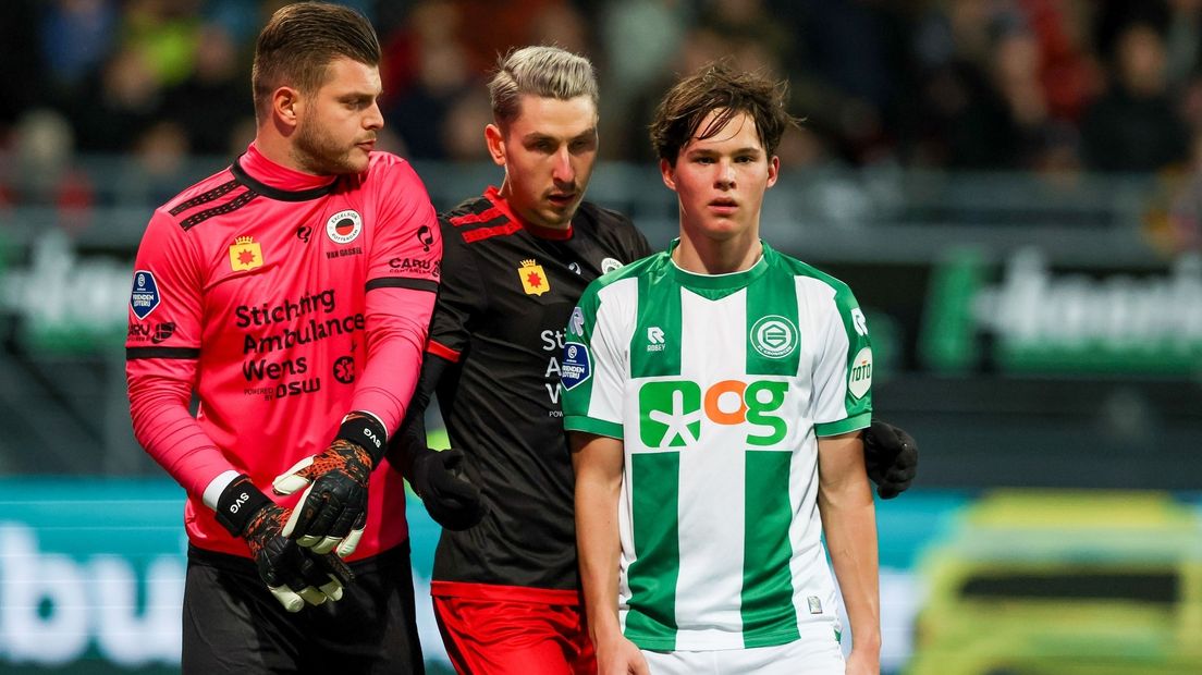 FC Groningen-debutant Thom van Bergen heeft de aandacht van Excelsior-keeper van Van Gassel en verdediger Adrian Fein