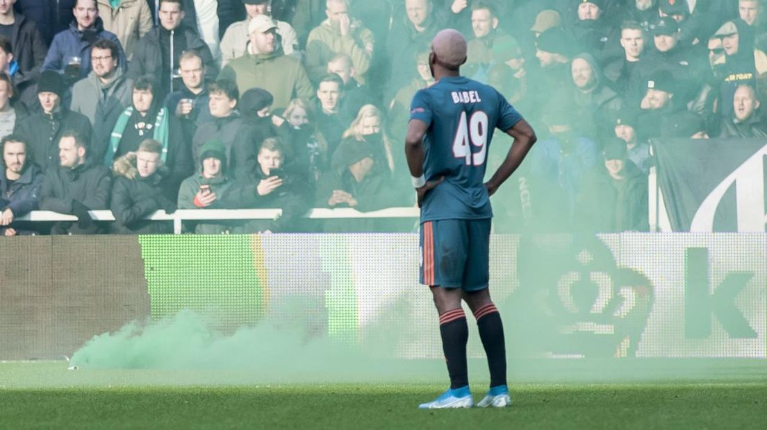 Een rookpot op het veld tijdens FC Groningen - Ajax