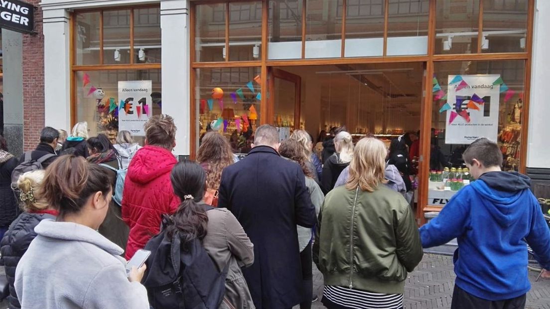 Drukte bij de Flying Tiger in Den Haag